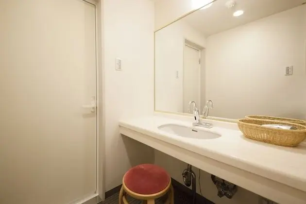 Üç Kişilik Oda, Sigara İçilmez