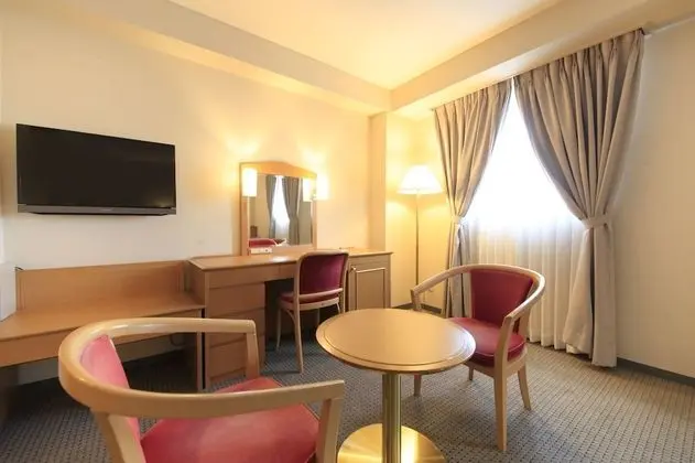 Üç Kişilik Oda, Sigara İçilmez