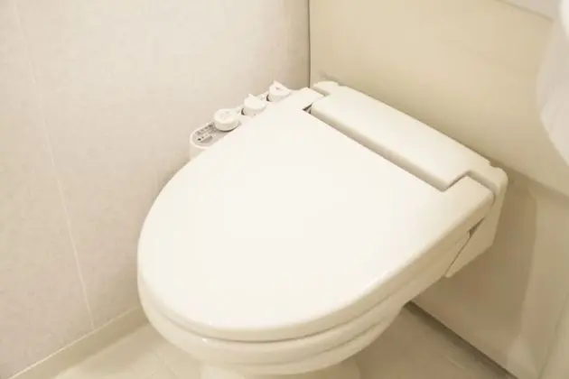 Üç Kişilik Oda, Sigara İçilmez