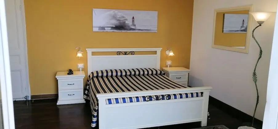 Tek Büyük veya İki Ayrı Yataklı Oda, Deniz Manzaralı