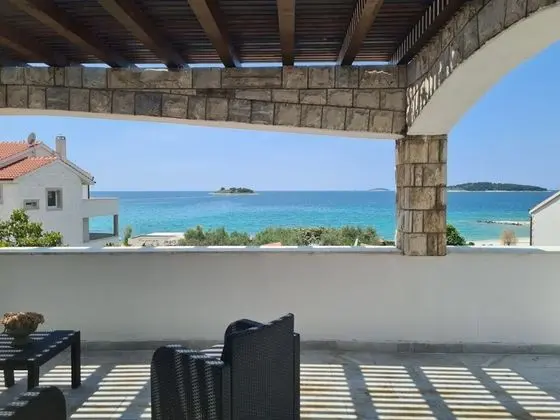 Ev (Villa More - 10m from sea - H(10))