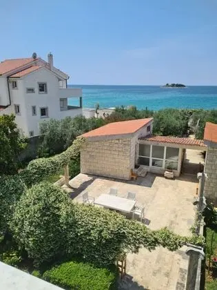 Ev (Villa More - 10m from sea - H(10))