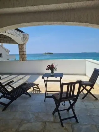 Ev (Villa More - 10m from sea - H(10))