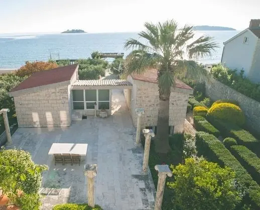 Ev (Villa More - 10m from sea - H(10))