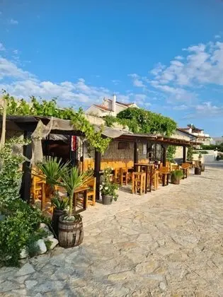 Ev (Villa More - 10m from sea - H(10))