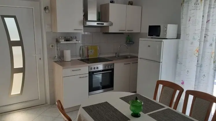 Ev (More - with large terrace - H(4+1))