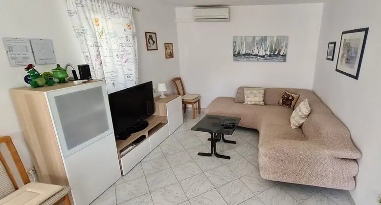 Ev (More - with large terrace - H(4+1))
