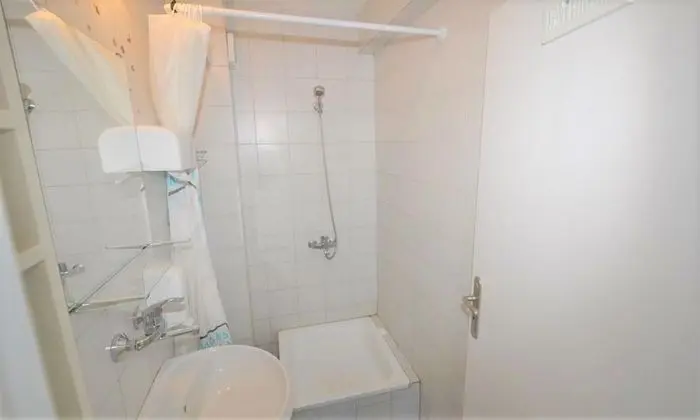 Basic Tek Büyük Yataklı Oda, Ortak Banyo