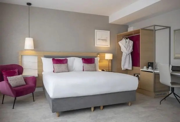 Deluxe Queen/King Room