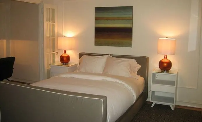 Queen Studio with Full Kitchen - annex/elevator