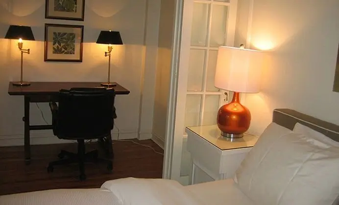 Queen Studio with Full Kitchen - annex/elevator
