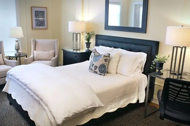 Queen Studio with Full Kitchen - annex/elevator
