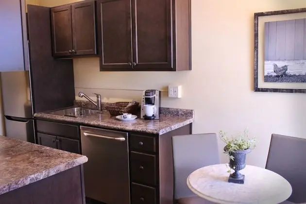 Queen Studio with Full Kitchen - annex/elevator