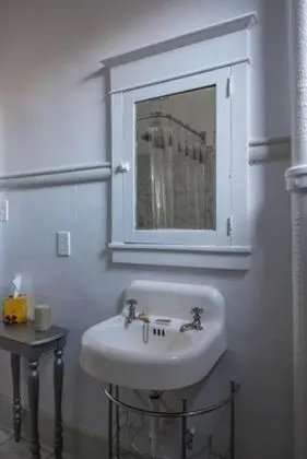 Oda (The Lady Anne Room)