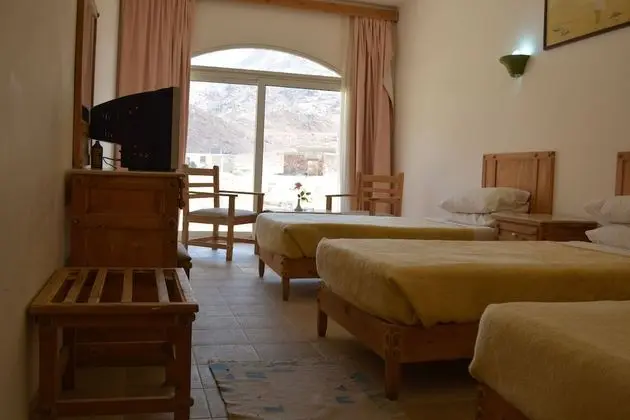 Standard Üç Kişilik Oda, Havuz Manzaralı (Mountain View)