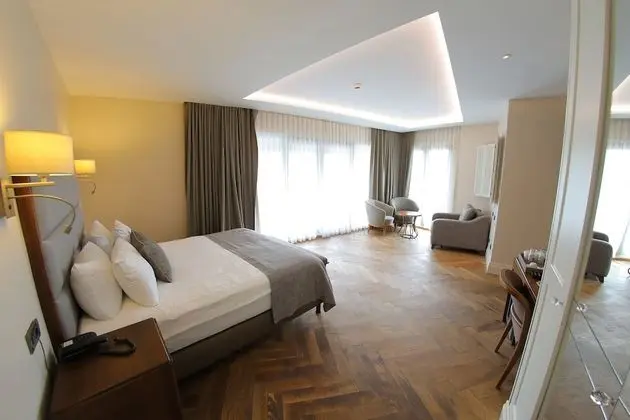 Deluxe Junior Room
