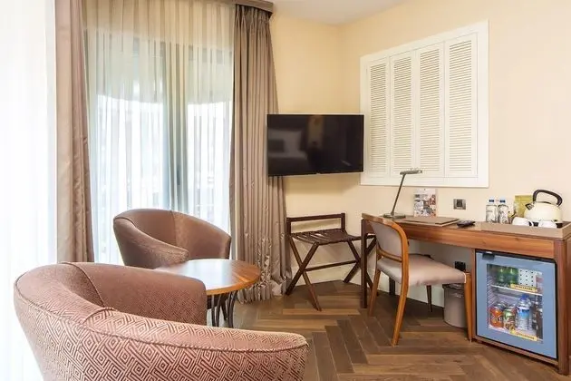 Deluxe Junior Room