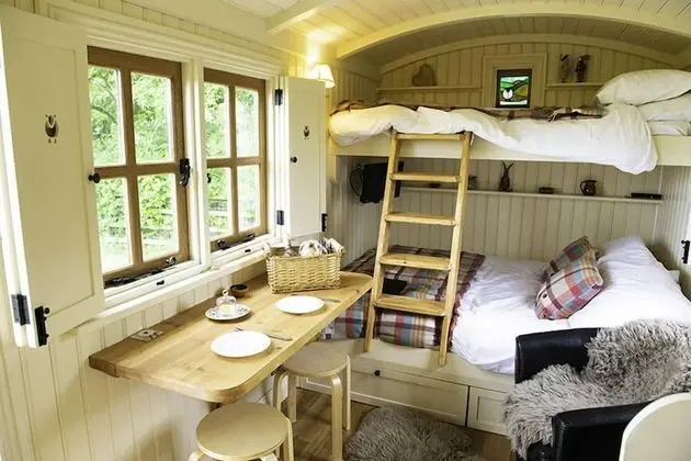 Shepherd's Hut Mopsy