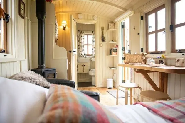 Shepherd's Hut Mopsy