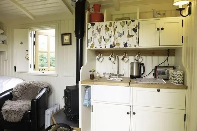 Shepherd's Hut Mopsy