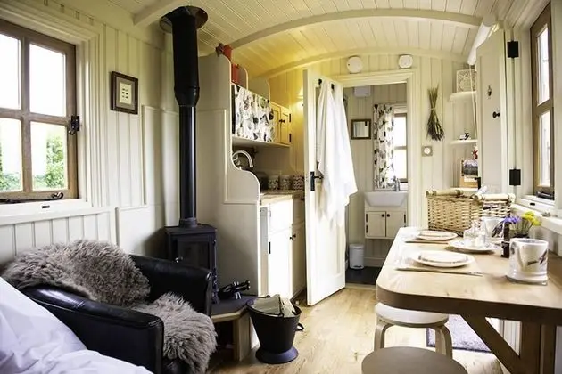 Shepherd's Hut Mopsy