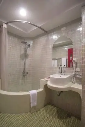 Design Tek Büyük Yataklı Oda, 1 Çift Kişilik Yatak, Küvet