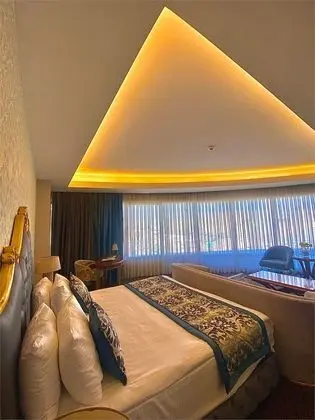 Queen Suite Oda