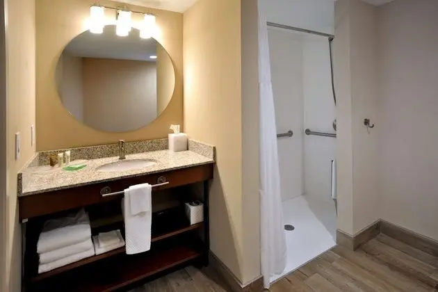 Oda, 2 Büyük (Queen) Boy Yatak, Engellilere Uygun (Mobility & Hearing, 3x3 Shower)