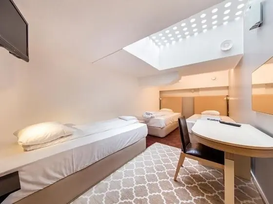 Üç Kişilik Oda, Penceresiz (Shared bathroom)