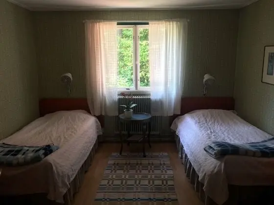 İki Ayrı Yataklı Oda, Ortak Banyo