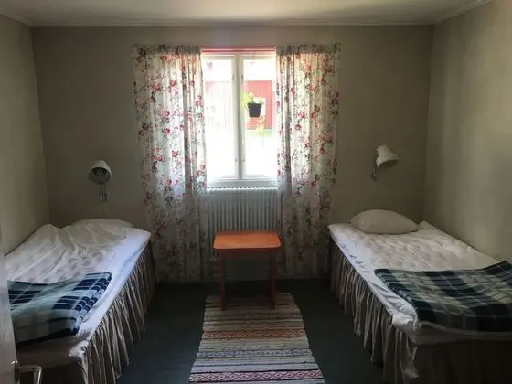 İki Ayrı Yataklı Oda, Ortak Banyo