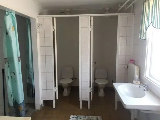İki Ayrı Yataklı Oda, Ortak Banyo