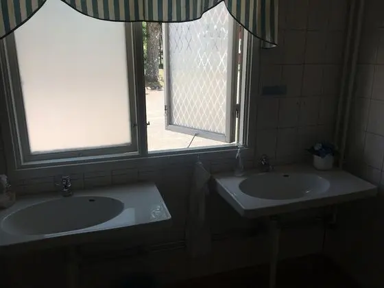 İki Ayrı Yataklı Oda, Ortak Banyo