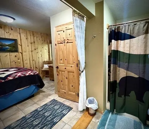 Oda, Özel Banyo (The Camus Room)