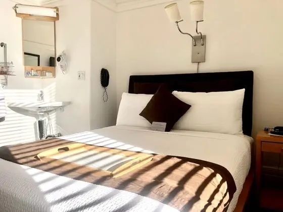 Shared Bathroom in Hallway, Single Room