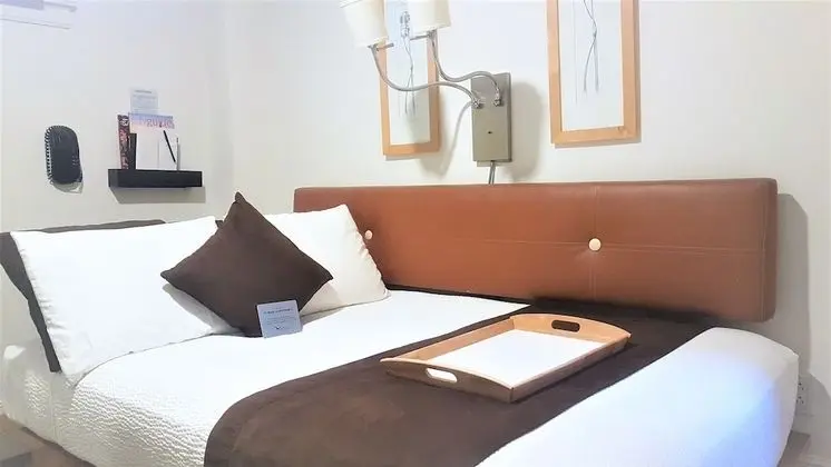 Shared Bathroom in Hallway, Single Room