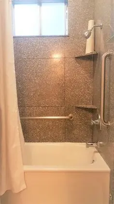 Shared Bathroom in Hallway, Single Room