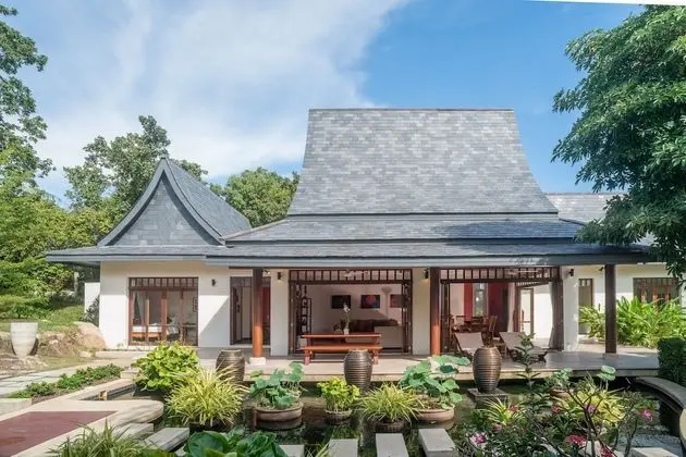 5-Bedrooms Villa with Private Pool