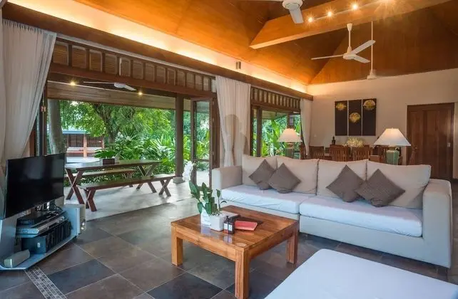 5-Bedrooms Villa with Private Pool