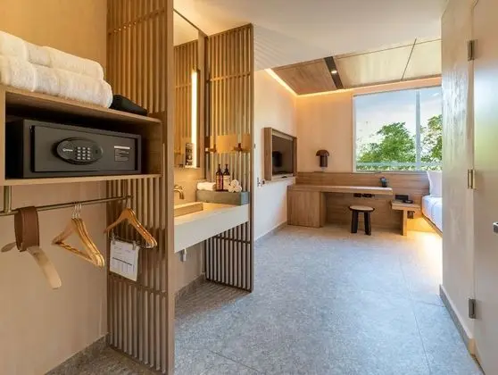 1 Queen, Mobility/Hearing Accessible 3X3 Shower