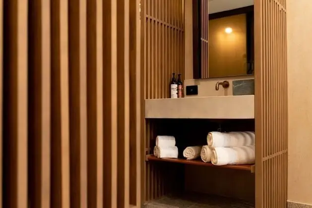 1 Queen, Mobility/Hearing Accessible 3X3 Shower