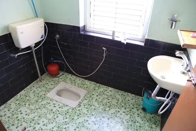 İki Ayrı Yataklı Oda, Ortak Banyo