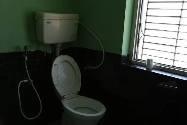 İki Ayrı Yataklı Oda, Ortak Banyo