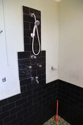 İki Ayrı Yataklı Oda, Ortak Banyo