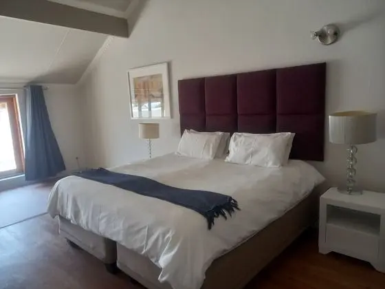 Mount Royal 29 Large 1 Bed with Balcony