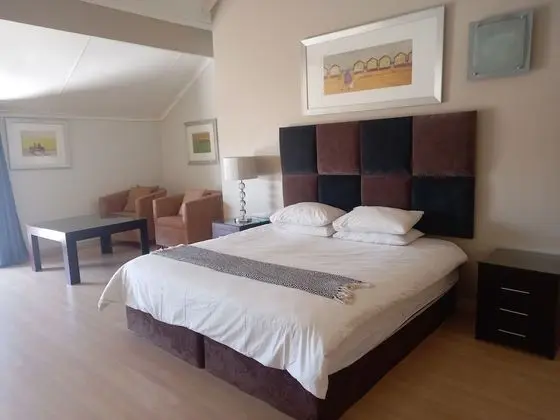 Mount Royal 31 Large 1 bed with Balcony