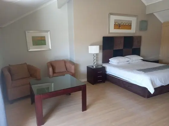 Mount Royal 31 Large 1 bed with Balcony