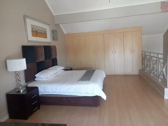 Mount Royal 31 Large 1 bed with Balcony