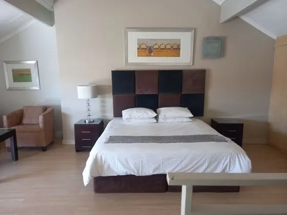 Mount Royal 31 Large 1 bed with Balcony