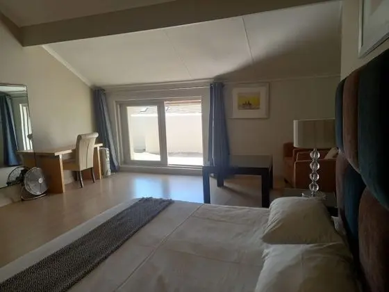 Mount Royal 31 Large 1 bed with Balcony